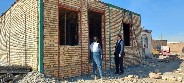 اسکلت هزارمین واحد احداثی زلزلهزده در خوی نصب شد