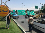 یک تابلوی تبلیغاتی روی ٢ خودرو جرثقیل در میدان قائم مشهد سقوط کرد