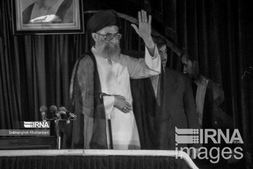 La présence du leader de la Révolution islamique à la 33 anniversaires de la triste disparition de l'Imam Khomeiny