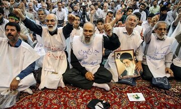 مردم ورامین کفن پوشان در مراسم سالگرد ارتحال امام خمینی حاضر شدند