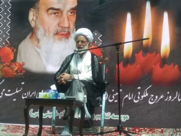 امام خمینی(ره) بستر جدیدی برای احیای معنویت ایجاد کرد