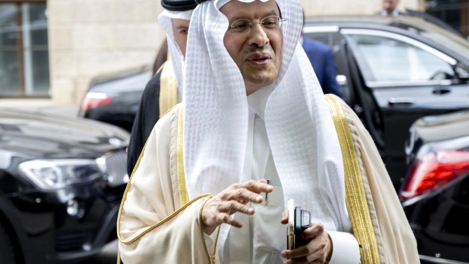 Arabia Saudí recorta la producción del petróleo; suben los precios del oro negro