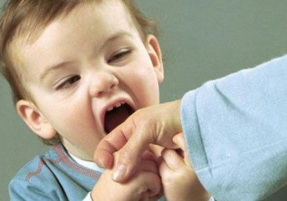 بررسی علل گاز گرفتن کودک و راه حل آن