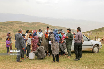 Doctors voluntarily give services to nomads in northeast Iran