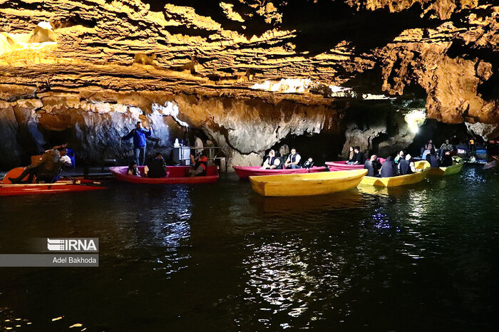 Ali Sadr mağarasını gezen turistler