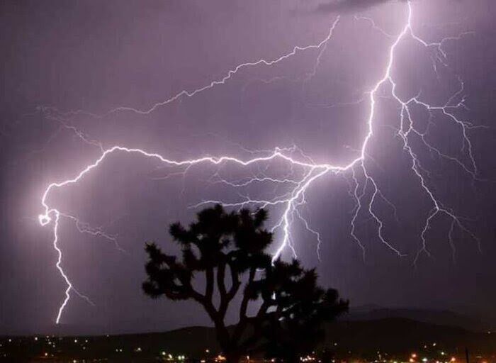 برخورد صاعقه در جلفا جان مرد ۵۰ ساله را گرفت برخورد صاعقه در جلفا جان مرد ۵۰ ساله را گرفت