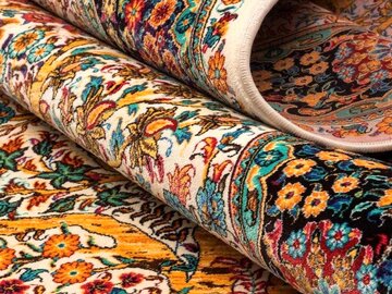 گل بوته‌های فرش ایرانی خالی از نقش و نگارهای گیلانی