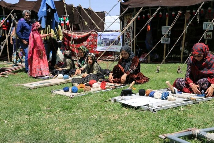 وزیر میراثفرهنگی از صنایعدستی روستایی و عشایری سمیرم بازدید کرد