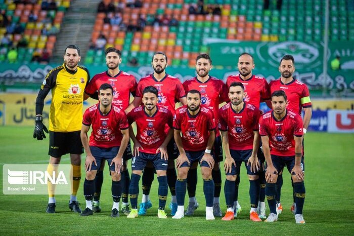 آبی تر از هر آبی؛ حنیف و اشکان در حوالی نیمکت نساجی