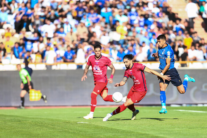 آبی تر از هر آبی؛ حنیف و اشکان در حوالی نیمکت نساجی