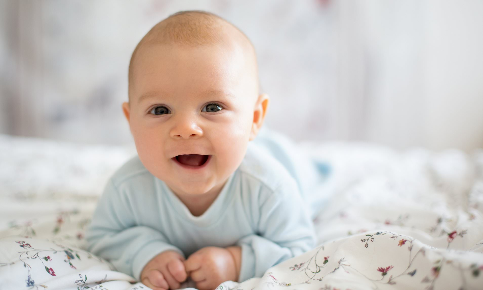 آشنایی با فواید تمرین قرارگرفتن نوزاد روی شکم