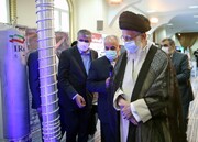 El Líder Supremo visita la exposición de logros en industria nuclear de Irán