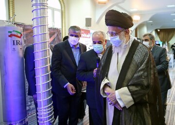 Le Guide suprême de la révolution islamique a visité l'exposition des réalisations de l'industrie nucléaire du pays
