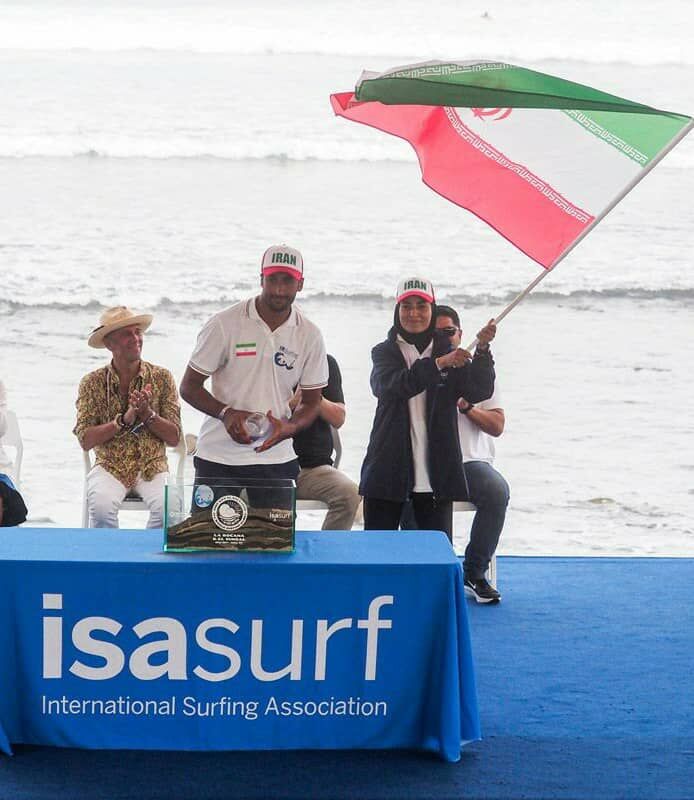 İranlı bir sporcu "İlk Müslüman kadın" ünvanıyla dünya sörf yarışmasına katıldı 