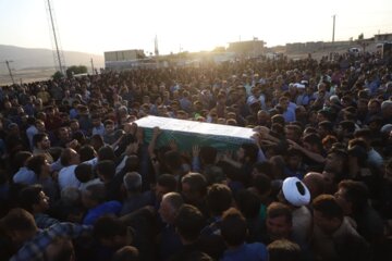 فیلم | مراسم خاکسپاری شهید قنبری در روستای چَلسُرخ شهرستان باغملک