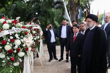 Dépôt de gerbe par le président de la RII au monument aux dirigeants de la révolution nicaraguayenne
