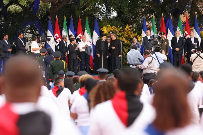 از میرافلورس تا میدان آزادی