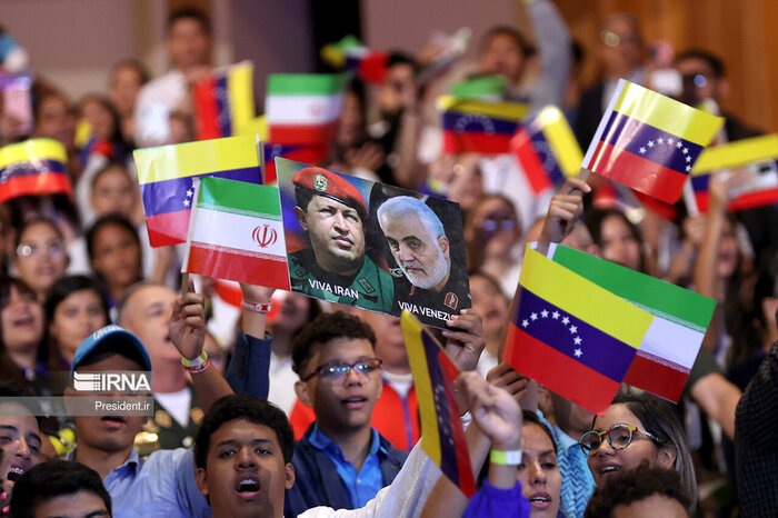 از میرافلورس تا میدان آزادی