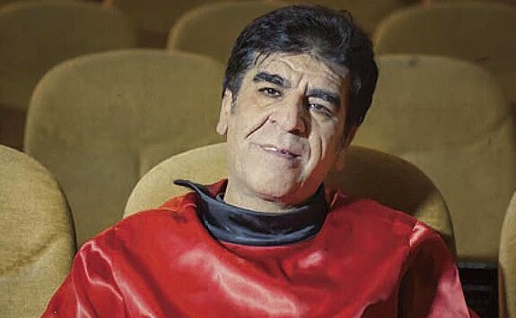 کارگردان تئاتر: تئاتریها مقابل دوربین حرفهایتر بازی میکنند