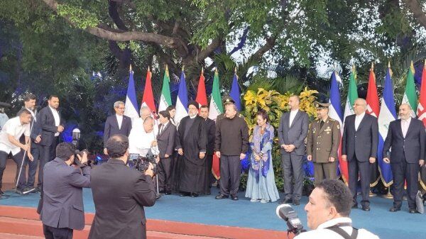 "Ortega" Ayetullah Reisi'yi resmi törenle karşıladı 