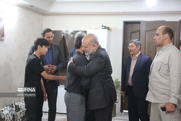 وزیر کشور در منزل شهید مرزبانی «مهدی احمدی» حضور یافت