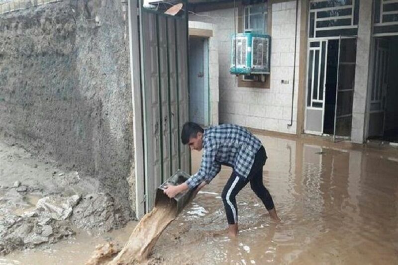 تخلیه آبگرفتگی از خانه ها در برخی مناطق بویراحمد همچنان ادامه دارد