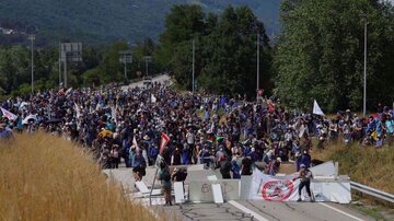 درگیری پلیس فرانسه با فعالان محیط زیست و شلیک گاز اشک‌آور 