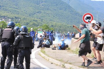 France : la manifestation des « écolos » contre le projet de tunnel Lyon-Turin