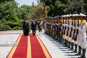 President Raisi officially welcomes Uzbek counterpart