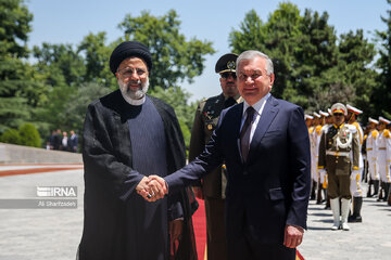 President Raisi officially welcomes Uzbek counterpart