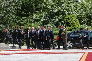 President Raisi officially welcomes Uzbek counterpart