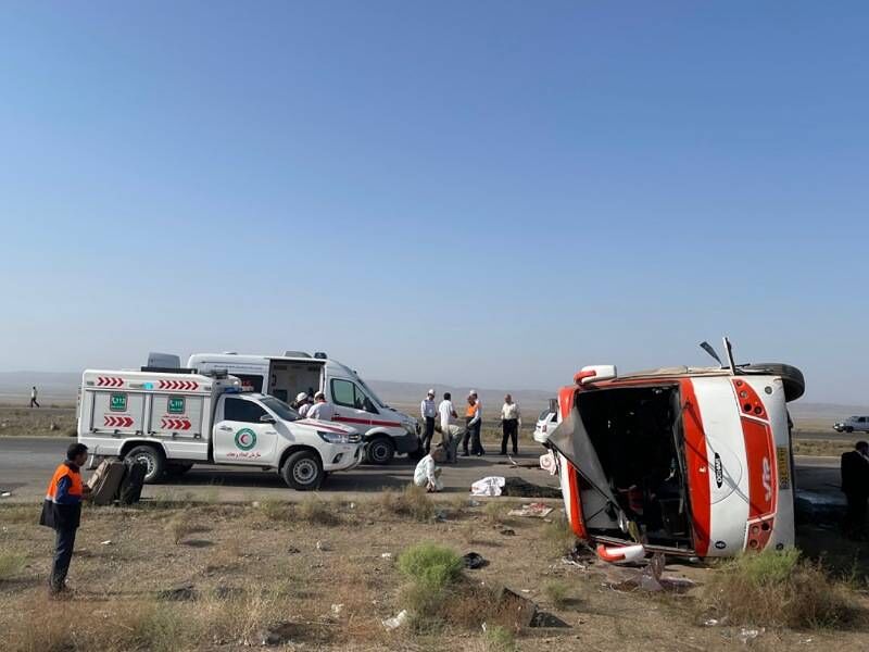 واژگونی اتوبوس و تصادف ۲ پراید در جاده نیشابور-سبزوار چهار کشته و ۳۳ مصدوم داشت