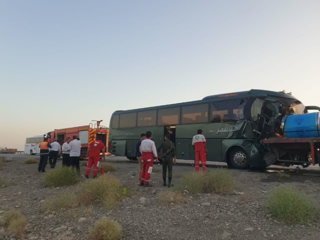 برخورد اتوبوس با تریلر در آزادراه کاشان - نطنز  ۱۹ مصدوم بر جای گذاشت