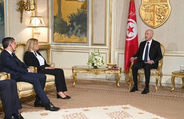La France promet une aide financière et une ouverture Visa pour que la Tunisie arrête le flux des réfugiés