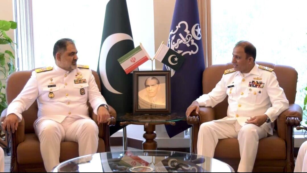 Iranian, Pakistani commanders discuss increased military cooperation