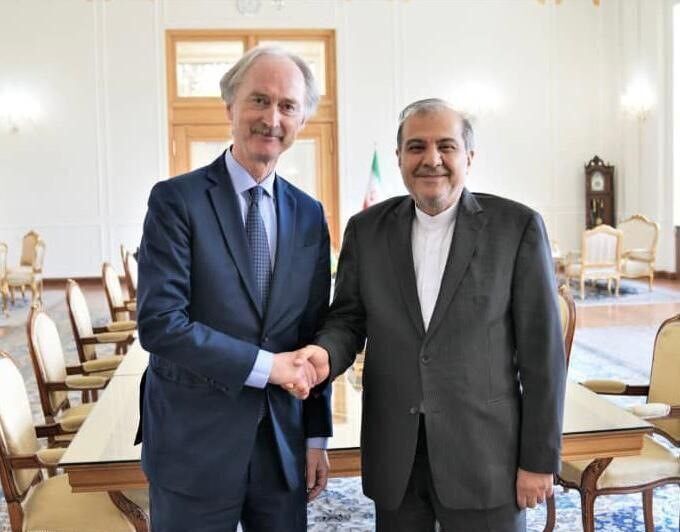 El asesor principal de la Cancillería iraní se reúne con el enviado especial de las Naciones Unidas para Siria en Astana