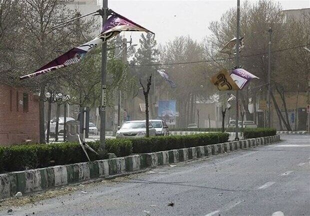 سرعت وزش باد در شهر دهدشت به ۶۸ کیلومتر رسید