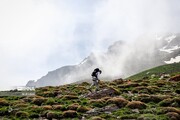 Neige éternelle au sommet de la montagne Buz Sina dans l’ouest de l’Iran