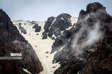 Neige éternelle au sommet de la montagne Buz Sina dans l’ouest de l’Iran