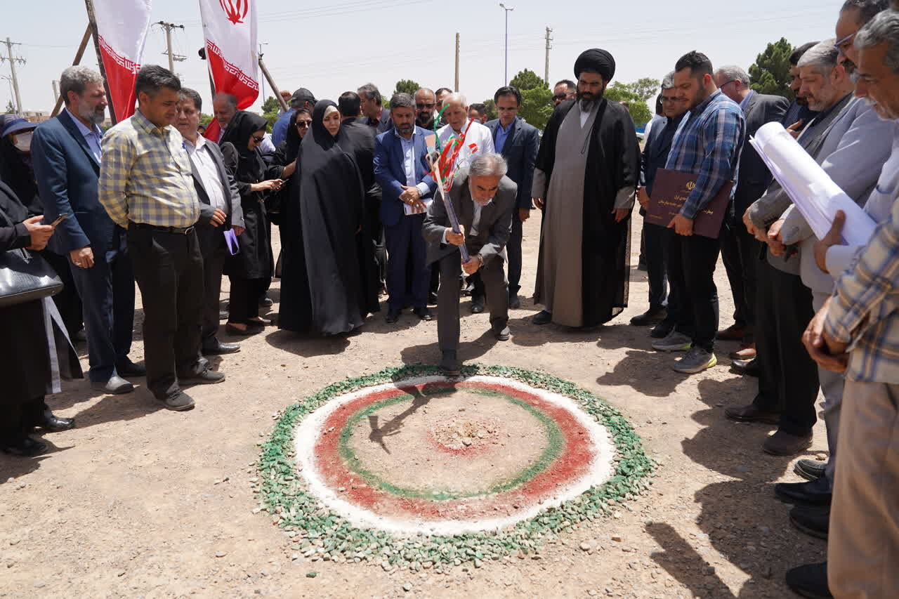 کُلنگ احداث بیمارستان شهر جدید بهارستان به زمین زده شد