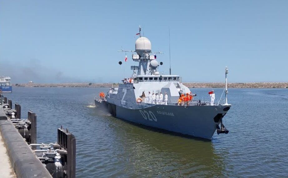 سفينة روسية راجمة للصواريخ ترسو قبالة ميناء أنزلي شمالي البلاد