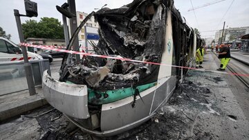 تشدید درگیری‌ها در فرانسه/معترضان قطاری از خودروها و ترامواها را آتش زدند + فیلم