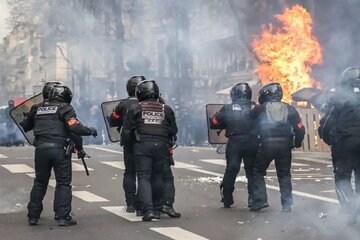 فرانسه در آتش خشم ملت؛ حزب «مجمع ملی» خواهان اعلام وضعیت اضطراری شد