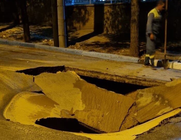 شکستگی خط انتقال آب فضای سبز موجب ایجاد حفره در بلوار صفه شد