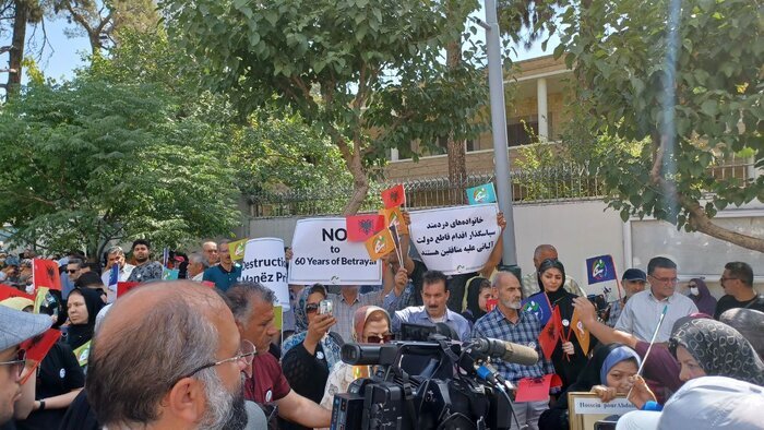 Иранцы собрались перед посольством Турции, чтобы поблагодарить Албанию за контроль над МЕК