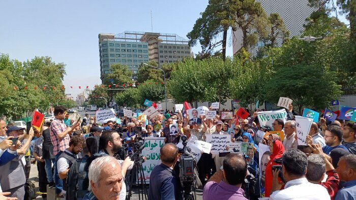 Certains membres de la famille du peuple coincés dans le camp de l’OMK se rassemblent devant l'ambassade de Turquie 