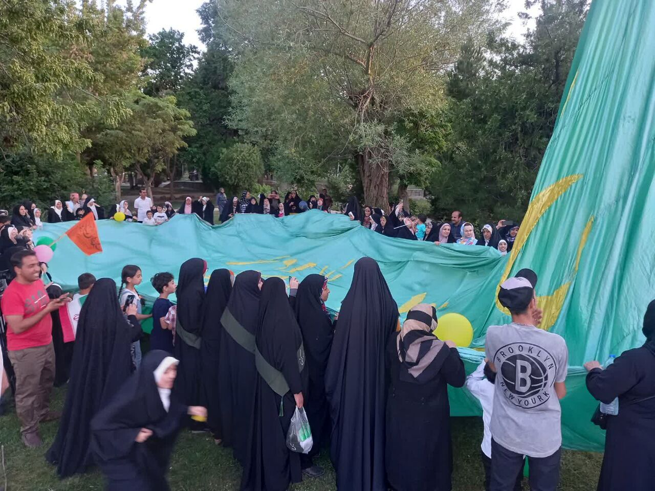 پرچم مزین به نام امام علی(ع) در میدان پژوهش همدان به اهتزاز درآمد