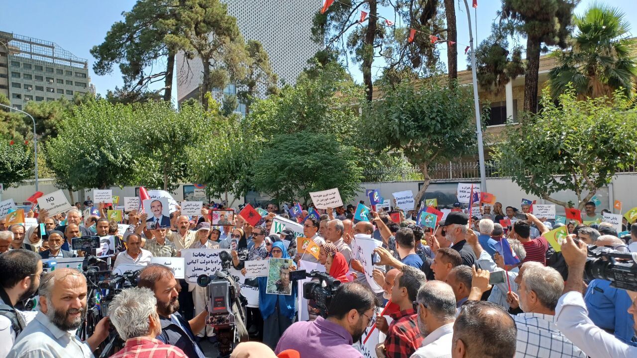 Iranians gather in front of Turkish embassy to thank Albania for controlling MKO