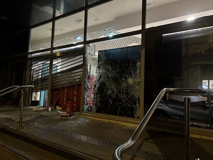 روایتی از یک خبرI لرزه شورش فرانسوی ها در دیواره های الیزه