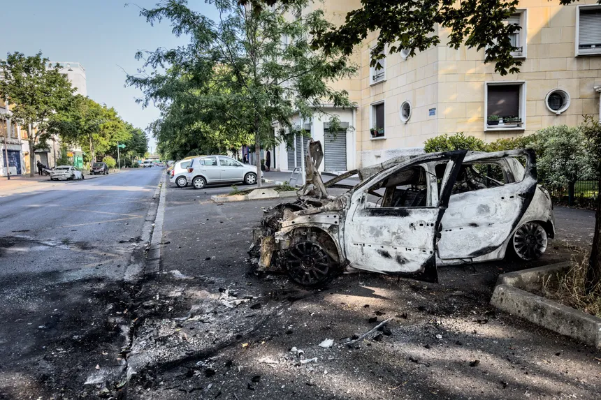 روایتی از یک خبرI لرزه شورش فرانسوی ها در دیواره های الیزه